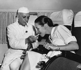 jawaharlal_nehru_lighting_cigarette